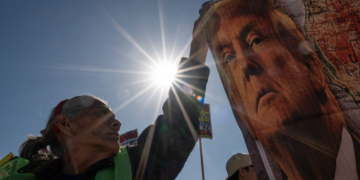 México prepara aplicativo com 'botão de alerta' para imigrantes ameaçados de deportação nos EUA