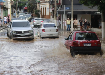 Moradores desalojados, falta de luz: chuva causa estragos no estado de SP