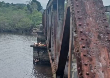 Mulher cai de ponte e fica presa pelo cadarço do marido em Santa Catarina