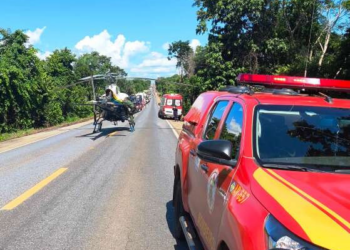 Caminhonete capota, mulher morre e homem fica ferido