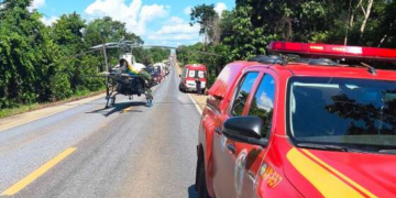 Caminhonete capota, mulher morre e homem fica ferido