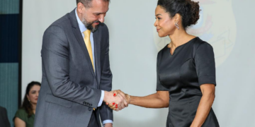 Bombeiros resgatam vítima de capotamento na BR-070