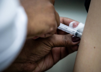 65,8% dos municípios brasileiros enfrentam desabastecimento de vacina, aponta levantamento