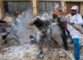 VÍDEO: Foliões travam 'guerra' de ovos e farinha em cidade na Espanha