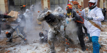 VÍDEO: Foliões travam 'guerra' de ovos e farinha em cidade na Espanha