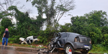 Batida entre carro e caminhonete mata jovem na BR-163; três pessoas ficam feridas