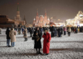 Moscou, iluminada, espera por 2025