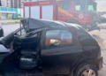 Mulher bate carro em poste e fica presa às ferragens na avenida Fernando Corrêa