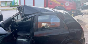 Mulher bate carro em poste e fica presa às ferragens na avenida Fernando Corrêa