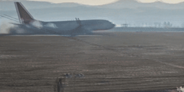 'Mayday (…) colisão com pássaro, arremetendo', declarou piloto 3 minutos antes de avião bater em muro e explodir na Coreia do Sul