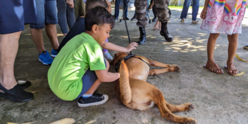 Crianças autistas participam de sessão de terapia com cães do Bope em Macapá