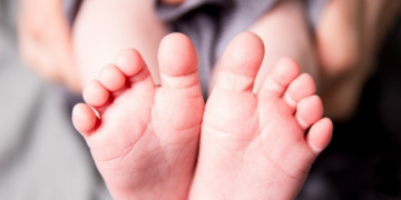 Bebê de 1 mês morre enquanto dormia com os pais