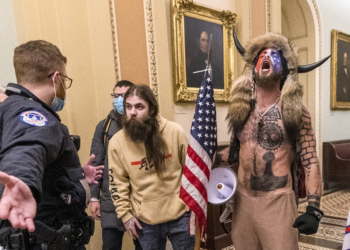 'Fui perdoado, bebê': libertado por ordem de Trump, 'viking do Capitólio' diz que agora vai comprar umas armas