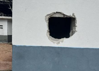 Presos fazem buraco na parede de banheiro para fugir de cadeia