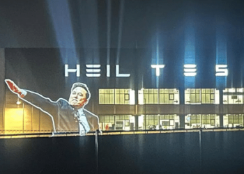 Ativistas projetam Musk com suposto gesto nazista em fábrica na Alemanha