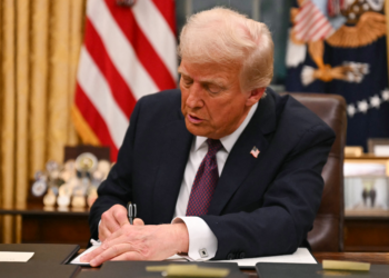 Decreto de Trump suspenso pela Justiça atingia filhos de imigrantes e turistas, e poderia afetar brasileiros; entenda