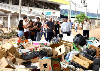 Prefeito de Cuiabá flagra descarte irregular de lixo no Mercado do Porto e promete medidas extremas contra empresa de coleta