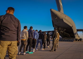 Primeiro voo de deportados da era Trump chega a Belo Horizonte nesta sexta