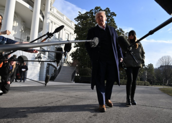 Trump visita zonas de desastres na Califórnia e na Carolina do Norte em sua 1ª viagem do 2º mandato