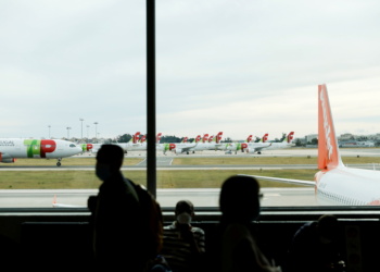 Deputado português de extrema direita é acusado de roubar malas em aeroportos