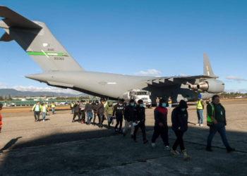 Voo de deportados dos EUA chega ao Brasil ainda sob acordo entre Trump e Temer