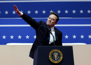 Alemanha investiga projeção de suposta saudação nazista de Musk em fábrica da Tesla