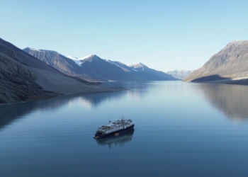 Trump diz a premiê da Dinamarca estar 'determinado a tomar Groenlândia' e ouve que ilha não está à venda, afirma jornal
