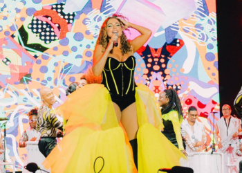 Daniela Mercury apresenta novas músicas e pede respeito a LGBTs no Festival de Verão Salvador