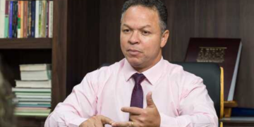 Cláudio Ferreira critica posse fechada e anuncia comemoração popular