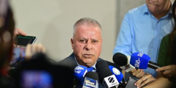 No apagar das luzes, Chico anula licitação de R$ 15 milhões e empata presidência de Paula