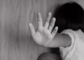 Menina de 5 anos é estuprada por dois homens com ajuda da babá