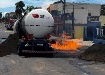 Vídeo mostra carreta-tanque carregada com etanol pegando fogo