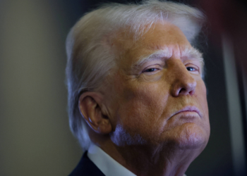 Trump segura imposição de tarifas a Colômbia após anunciar acordo sobre deportados