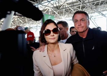 Michelle volta a ironizar acusação de golpismo em delação de Cid e cita direitos humanos