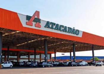 Bando armado invade Atacadão, rende funcionários e faz “limpa” em cofres