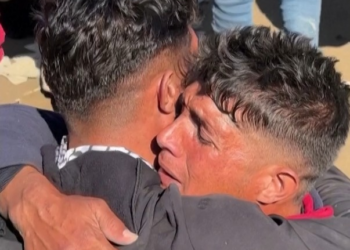 VÍDEO: Irmãos gêmeos palestinos se reencontram e choram após serem separados pela guerra em Gaza