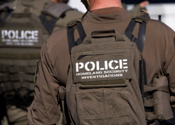 EUA estabelecem meta diária de prisões de imigrantes após Trump se decepcionar com os primeiros resultados, diz jornal