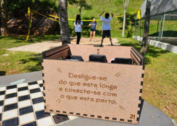 Lei que proíbe celular nas escolas recebe mais críticas do que elogios nas redes, diz agência