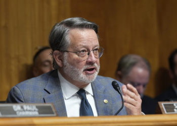 Senador democrata veterano anuncia que não tentará reeleição nos EUA e abre caminho para ampliação de maioria republicana