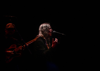 Patti Smith passa mal em apresentação em São Paulo e é retirada de cadeira de rodas