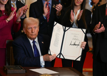 Trump assina ordem que coloca fim à educação racial e de gênero nas escolas