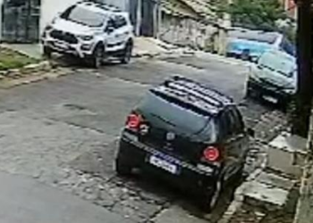 Micro-ônibus desgovernado atinge muro de casa em SP e deixa três feridos