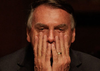 Senta que hoje é dia de dar bronca em Jair Bolsonaro