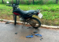 Adolescente de 13 anos morre em acidente de moto e irmão gêmeo fica ferido