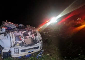 Homem capota caminhão e fica preso às ferragens em Campo Verde
