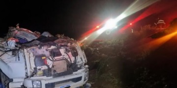 Homem capota caminhão e fica preso às ferragens em Campo Verde
