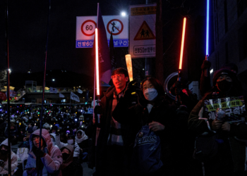 Sul-coreanos protestam a favor e contra prisão de presidente afastado