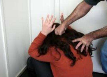 Homem tranca a mulher em quarto e a espanca