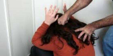 Homem tranca a mulher em quarto e a espanca