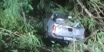 Motorista derruba ponto de ônibus e veículo vai parar em matagal; vídeo